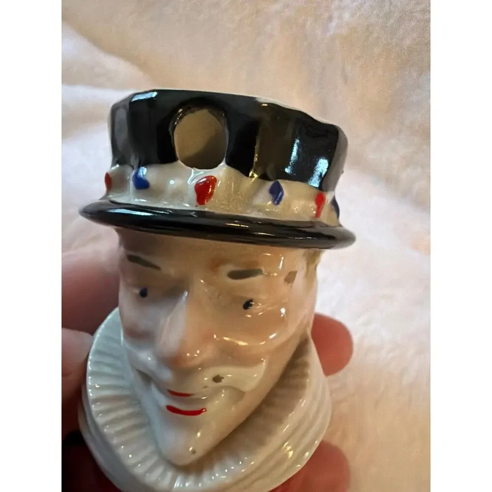 Vintage Beefeater Gin Ceramic Bottle Stopper Pourer Yeoman Barware Liquor Top